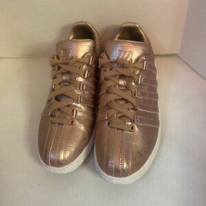 K-Swiss Women's Classic VN sneakers in a rose gold/pink metallic, size 8.5